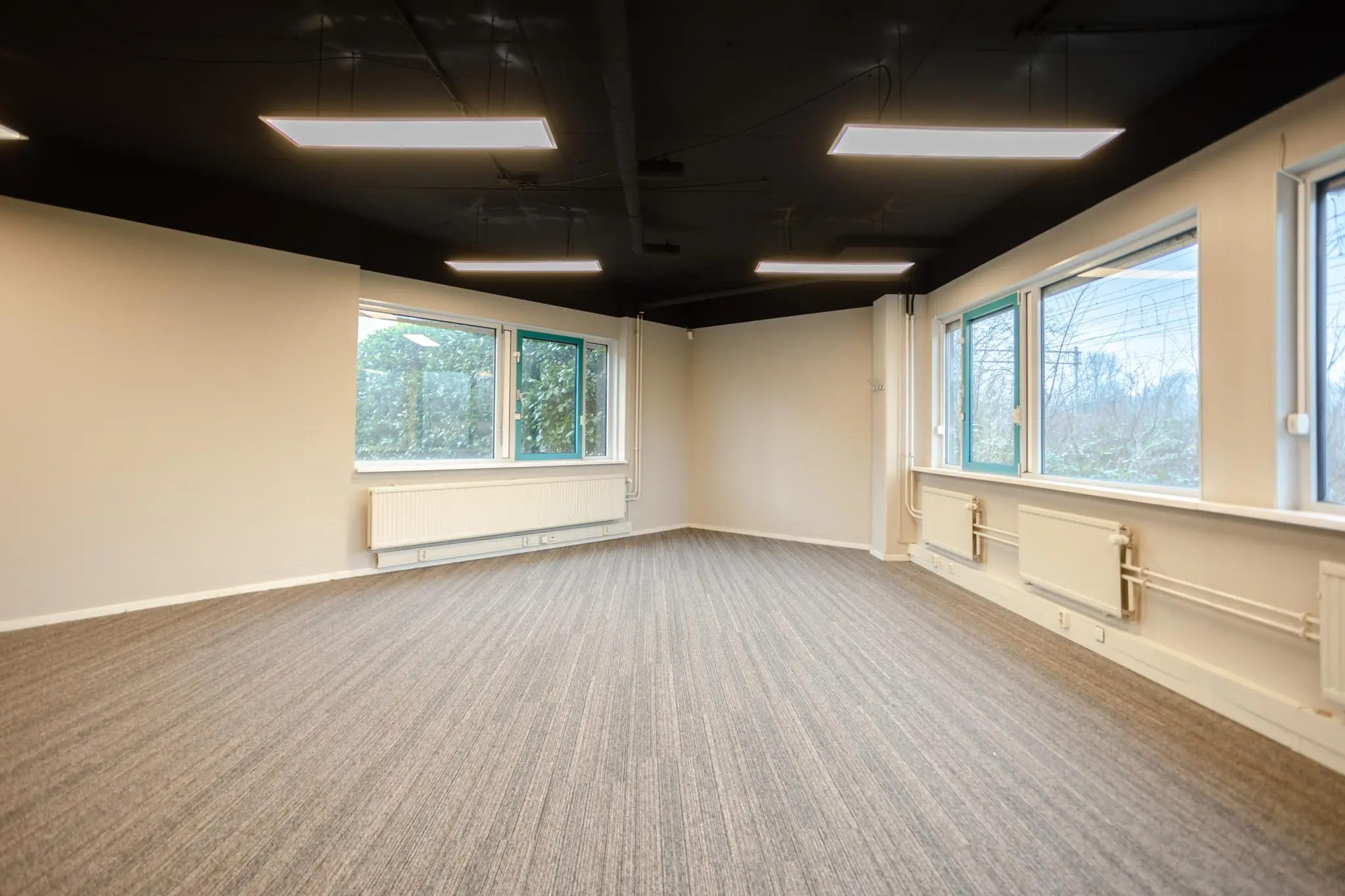 Leeg kantoorruimte met ramen aan twee zijden aan de Christiaan Krammlaan.